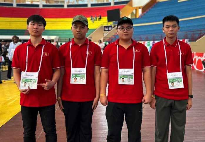 Nam sinh lớp 10 ở Lâm Đồng giành huy chương bạc Olympic Tin học quốc tế- Ảnh 1.