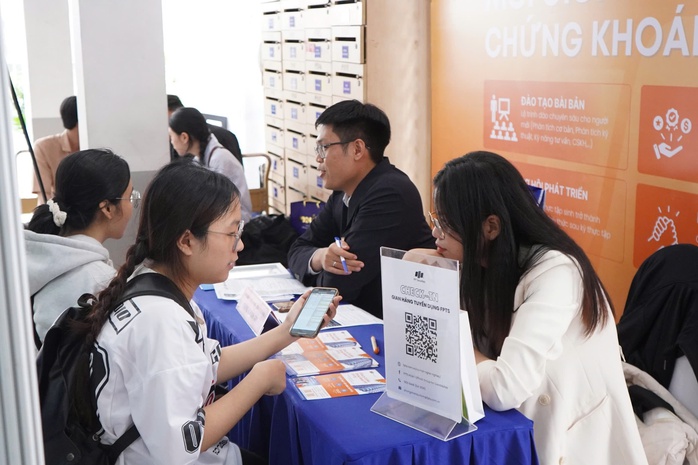 Chênh vênh sau tốt nghiệp - Ảnh 1.