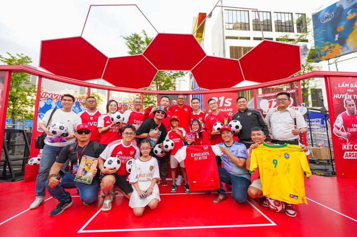 Huyền thoại bóng đá Gilberto Silva gây náo loạn phố đi bộ Nguyễn Huệ- Ảnh 5.