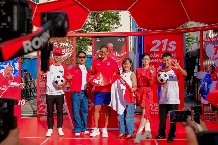 Huyền thoại bóng đá Gilberto Silva gây náo loạn phố đi bộ Nguyễn Huệ- Ảnh 4.