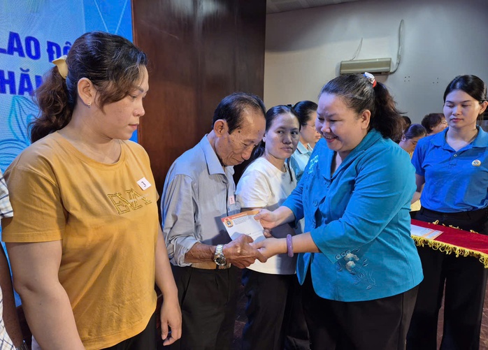 Công đoàn TP HCM hỗ trợ người lao động vượt khó- Ảnh 1. Công đoàn TP HCM hỗ trợ người lao động vượt khó- Ảnh 1.