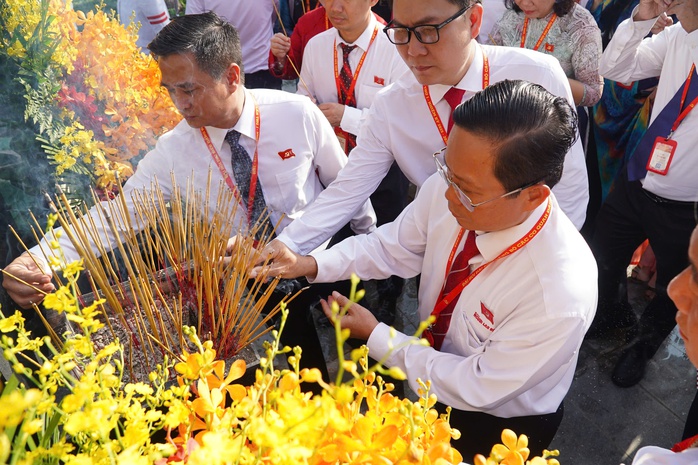 Đoàn đại biểu dự Đại hội Đảng bộ các cơ quan Đảng TP HCM dâng hương, dâng hoa Chủ tịch Hồ Chí Minh- Ảnh 6.