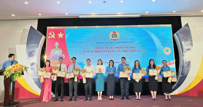 Đà Nẵng trao tặng Kỷ niệm chương Vì sự nghiệp xây dựng tổ chức Công đoàn cho 99 cá nhân - Ảnh 1.