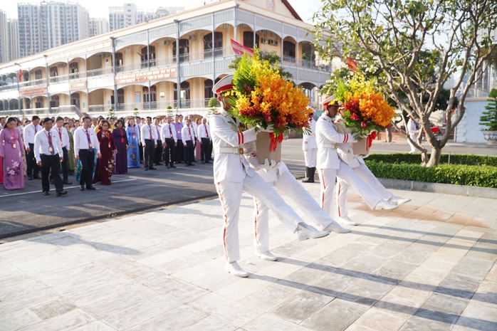 Đoàn đại biểu dự Đại hội Đảng bộ các cơ quan Đảng TP HCM dâng hương, dâng hoa Chủ tịch Hồ Chí Minh- Ảnh 3.