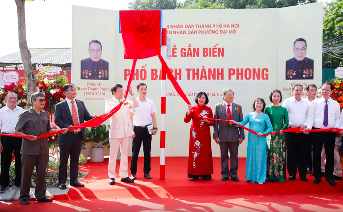 Bộ trưởng Bộ Công an, Bí thư Hà Nội gắn biển tên phố Lê Giản và phố Bạch Thành Phong- Ảnh 2.