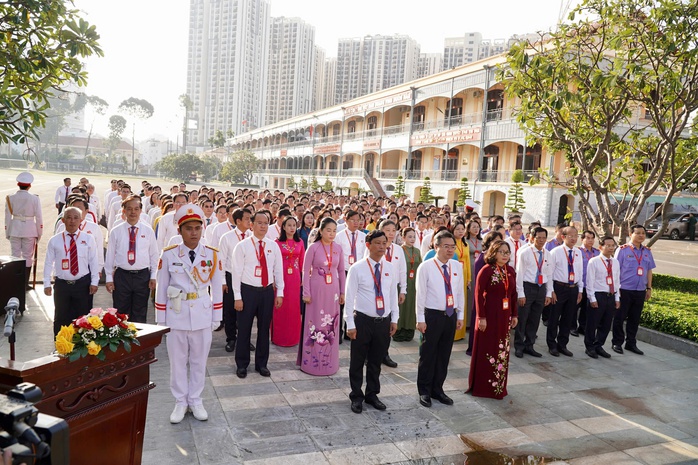 Đoàn đại biểu dự Đại hội Đảng bộ các cơ quan Đảng TP HCM dâng hương, dâng hoa Chủ tịch Hồ Chí Minh- Ảnh 1.