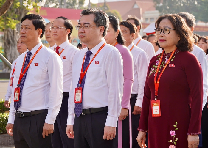 Đoàn đại biểu dự Đại hội Đảng bộ các cơ quan Đảng TP HCM dâng hương, dâng hoa Chủ tịch Hồ Chí Minh- Ảnh 2.