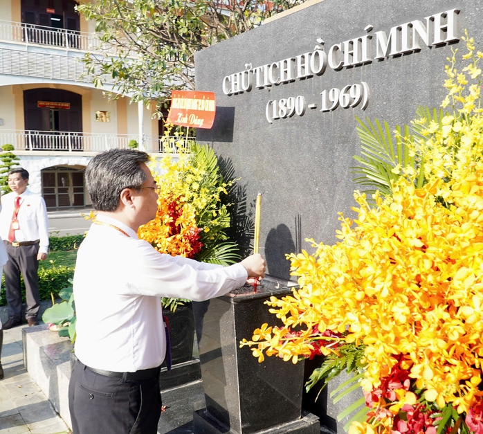Đoàn đại biểu dự Đại hội Đảng bộ các cơ quan Đảng TP HCM dâng hương, dâng hoa Chủ tịch Hồ Chí Minh- Ảnh 4.