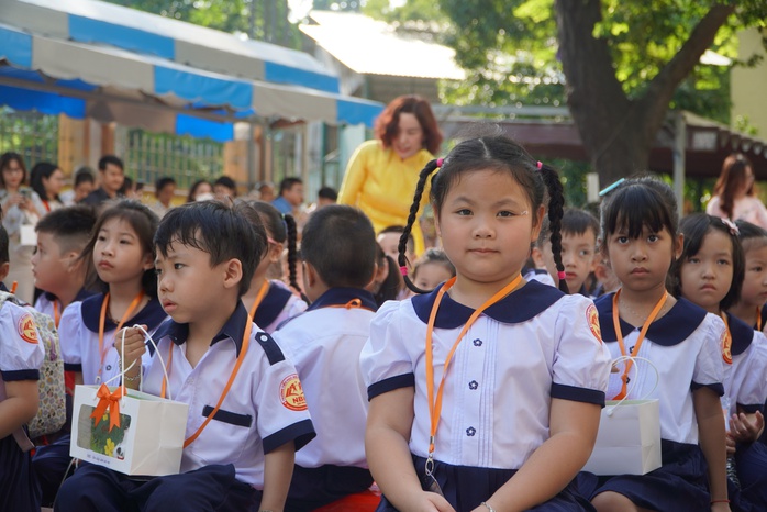 Vỡ òa cảm xúc trong ngày "Hôm nay, em vào lớp 1"- Ảnh 1.