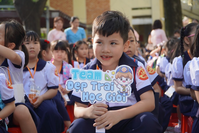 Vỡ òa cảm xúc trong ngày "Hôm nay, em vào lớp 1"- Ảnh 10.
