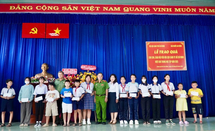 Hội Cựu CAND TP HCM và Báo Người Lao Động đồng hành cùng con em hội viên trong mùa tựu trường- Ảnh 2.