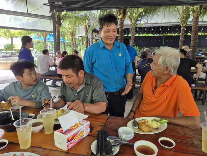 Bữa cơm kết nối yêu thương - Ảnh 1. Bữa cơm kết nối yêu thương - Ảnh 1.