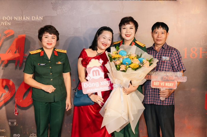 NSND Mỹ Uyên, NSƯT Kim Tuyến… chúc mừng đoàn phim "Mưa đỏ" - Ảnh 14.