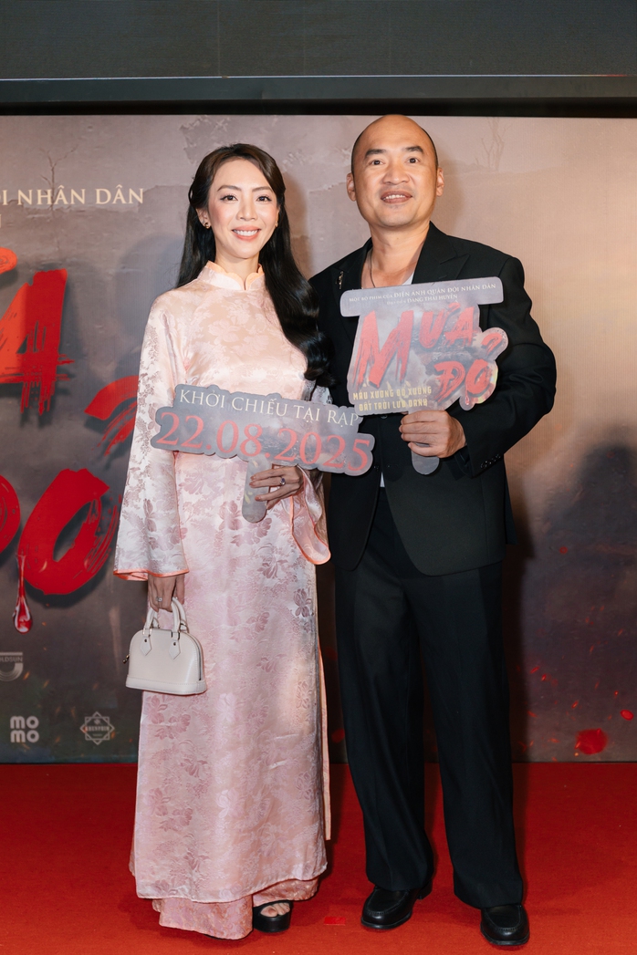 NSND Mỹ Uyên, NSƯT Kim Tuyến… chúc mừng đoàn phim "Mưa đỏ" - Ảnh 2.