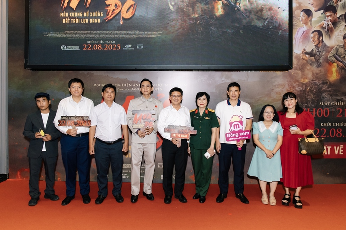 NSND Mỹ Uyên, NSƯT Kim Tuyến… chúc mừng đoàn phim "Mưa đỏ" - Ảnh 1.