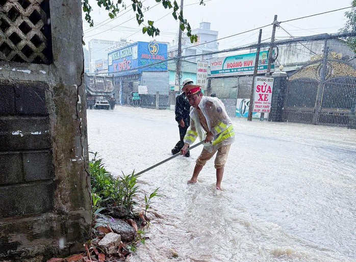 Công an Đồng Nai khẩn trương cứu nạn lũ lụt , đưa người dân ra khỏi vùng ngập nước - Ảnh 4.