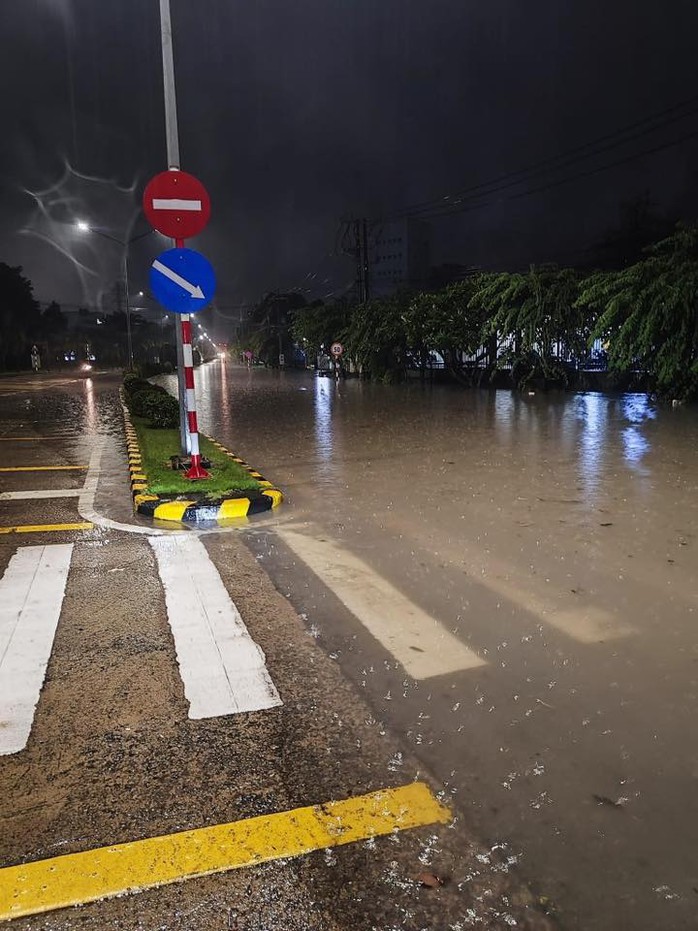 Công an Đồng Nai khẩn trương cứu nạn lũ lụt , đưa người dân ra khỏi vùng ngập nước - Ảnh 8.