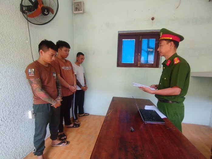Đôi nam nữ ở Đà Nẵng bị 3 thanh niên khống chế lên ô tô chở đi, ép đưa 27 triệu- Ảnh 1.