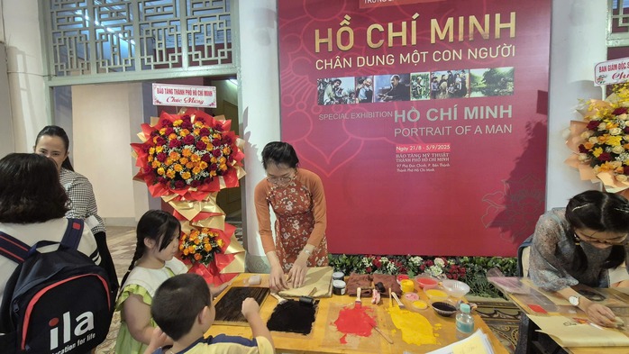 Khai mạc trưng bày chuyên đề “Hồ Chí Minh - Chân dung một con người”- Ảnh 4.