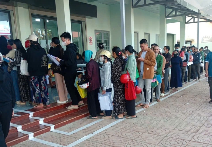 Văn phòng ĐKĐĐ tỉnh Đắk Lắk nói gì về việc người dân "xếp hàng" bằng mũ bảo hiểm?- Ảnh 2. Văn phòng ĐKĐĐ tỉnh Đắk Lắk nói gì về việc người dân "xếp hàng" bằng mũ bảo hiểm?- Ảnh 2.