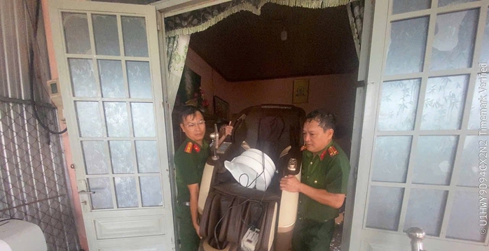 Công an Đồng Nai khẩn trương cứu nạn lũ lụt , đưa người dân ra khỏi vùng ngập nước - Ảnh 5.