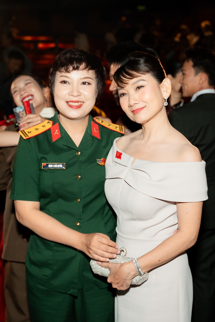 NSND Mỹ Uyên, NSƯT Kim Tuyến… chúc mừng đoàn phim "Mưa đỏ" - Ảnh 6.