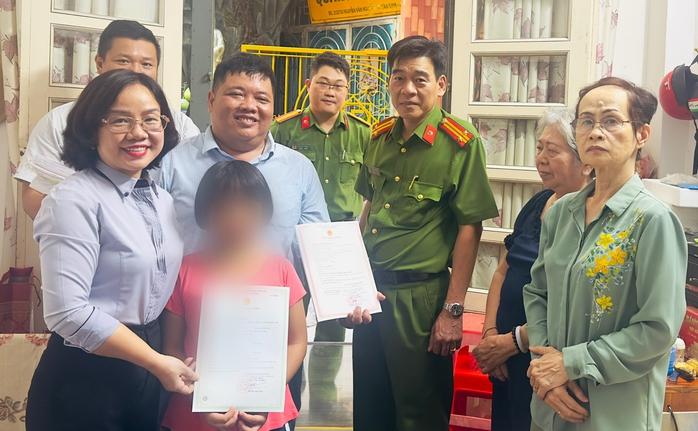 Bé gái có hoàn cảnh đặc biệt, kịp vào lớp 1 nhờ phường Tân Định, TP HCM- Ảnh 1.