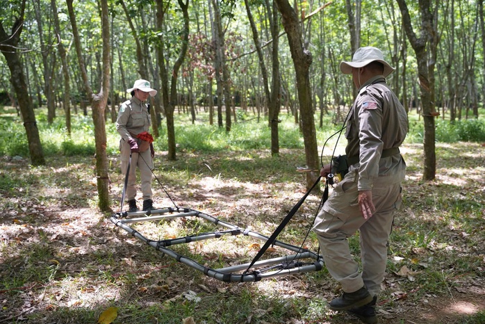 Rà phá bom mìn tại thôn thủy Trung: Cơ hội phát triển kinh tế bền vững - Ảnh 1. Rà phá bom mìn tại thôn thủy Trung: Cơ hội phát triển kinh tế bền vững - Ảnh 1.