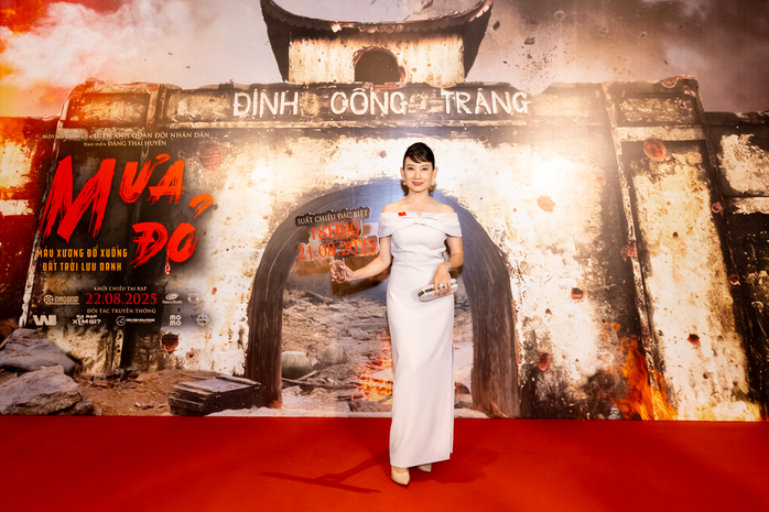 NSND Mỹ Uyên, NSƯT Kim Tuyến… chúc mừng đoàn phim "Mưa đỏ" - Ảnh 8.