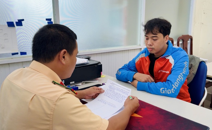 TikToker Bin síp bơ nước Huế bị CSGT mời lên làm việc - Ảnh 1. TikToker Bin síp bơ nước Huế bị CSGT mời lên làm việc - Ảnh 1.