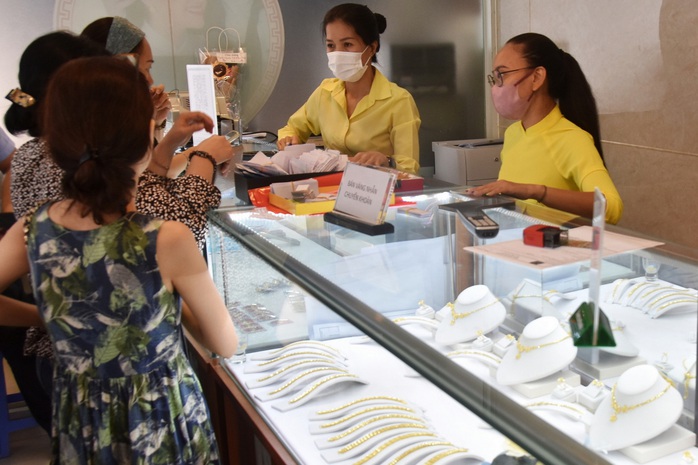 Giá vàng hôm nay 22-8: Suy yếu khi nhà đầu tư chờ tín hiệu lãi suất từ Fed - Ảnh 1.