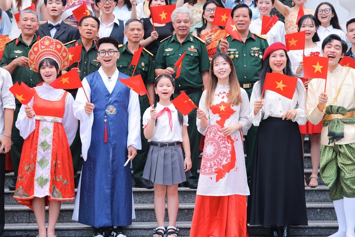 "Viết tiếp câu chuyện hòa bình" được chuyển ngữ 13 thứ tiếng   - Ảnh 2.