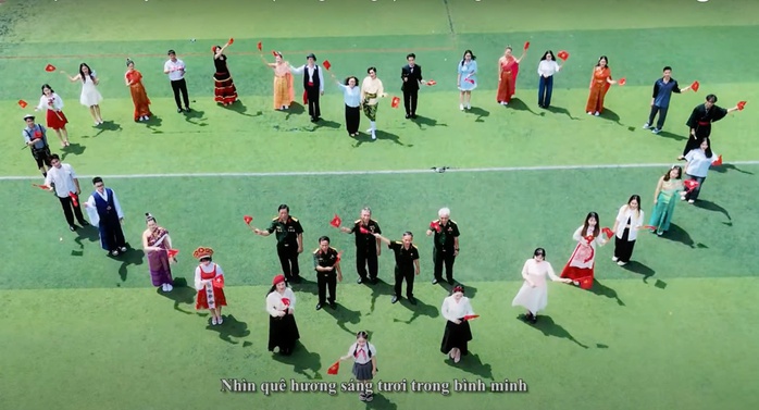 "Viết tiếp câu chuyện hòa bình" được chuyển ngữ 13 thứ tiếng   - Ảnh 1.