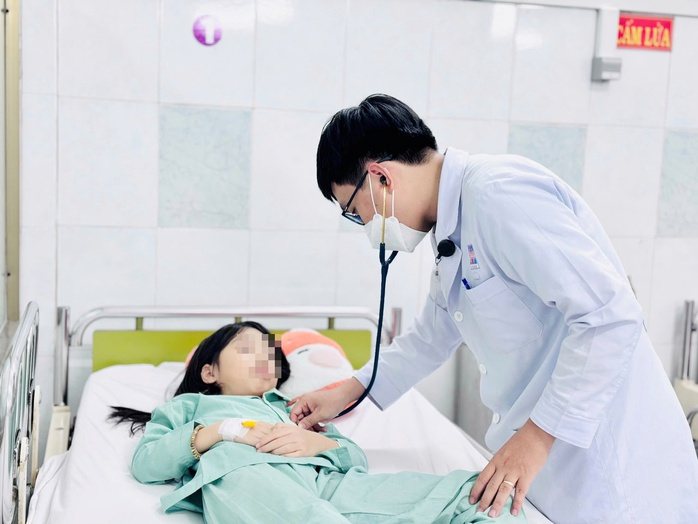 Sau khi ăn kẹo, 2 chị em đột ngột chóng mặt, hoảng loạn - Ảnh 1.