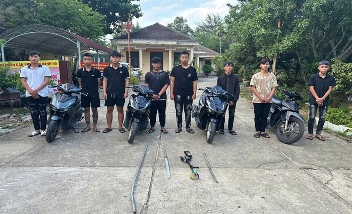 Nhóm thiếu niên ở Đà Nẵng đem “hàng nóng” tìm đối thủ, đánh “dằn mặt” người đi đường- Ảnh 2. Nhóm thiếu niên ở Đà Nẵng đem “hàng nóng” tìm đối thủ, đánh “dằn mặt” người đi đường- Ảnh 2.