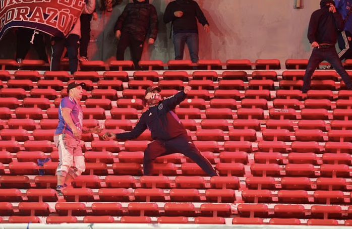 300 CĐV đội khách bị bắt, trận đấu Copa Sudamericana bị hủy bỏ vì bạo loạn- Ảnh 2.