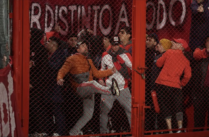 300 CĐV đội khách bị bắt, trận đấu Copa Sudamericana bị hủy bỏ vì bạo loạn- Ảnh 6.