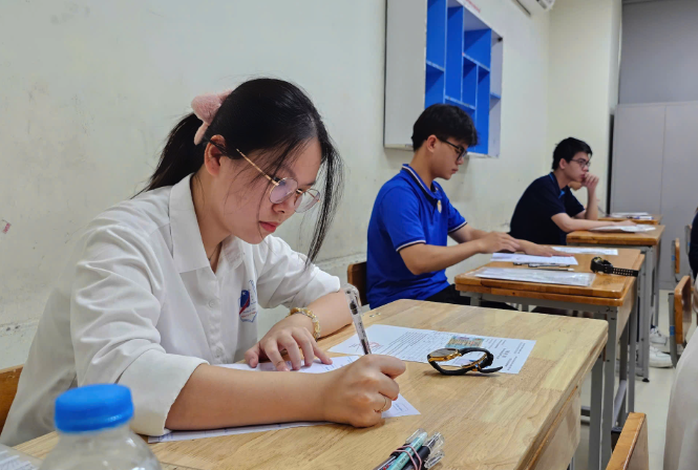 Điểm chuẩn đại học 2025 công bố Chiều 22 - 8 sau 10 lần lọc ảo - Ảnh 1. Điểm chuẩn đại học 2025 công bố Chiều 22 - 8 sau 10 lần lọc ảo - Ảnh 1.