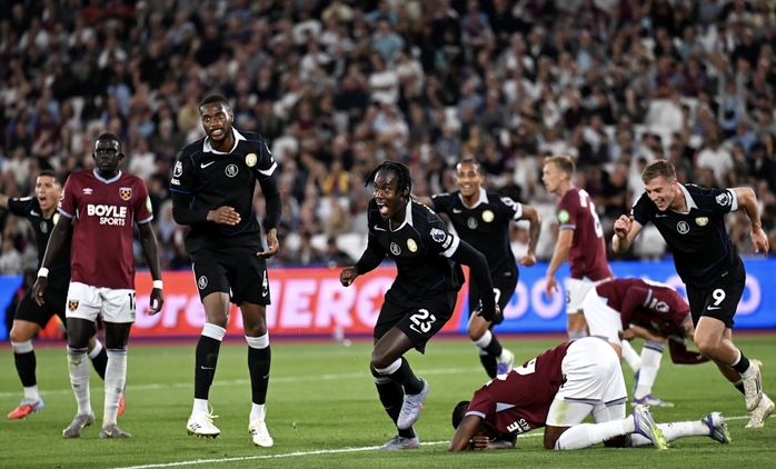 Thắng vùi dập chủ nhà West Ham 5-1, Chelsea lên đỉnh bảng Ngoại hạng Anh- Ảnh 8. Thắng vùi dập chủ nhà West Ham 5-1, Chelsea lên đỉnh bảng Ngoại hạng Anh- Ảnh 8.