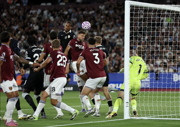 Thắng vùi dập chủ nhà West Ham 5-1, Chelsea lên đỉnh bảng Ngoại hạng Anh- Ảnh 2. Thắng vùi dập chủ nhà West Ham 5-1, Chelsea lên đỉnh bảng Ngoại hạng Anh- Ảnh 2.
