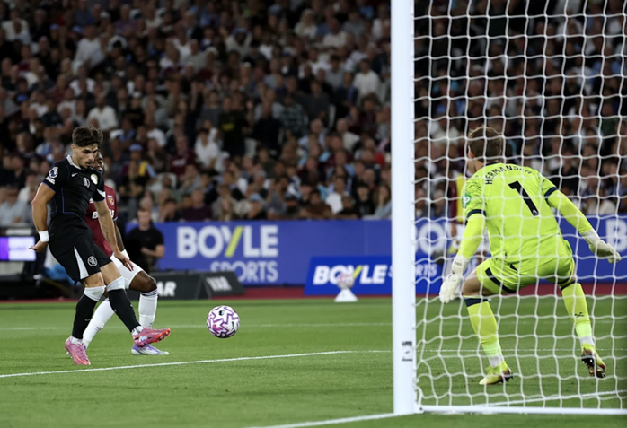 Thắng vùi dập chủ nhà West Ham 5-1, Chelsea lên đỉnh bảng Ngoại hạng Anh- Ảnh 3. Thắng vùi dập chủ nhà West Ham 5-1, Chelsea lên đỉnh bảng Ngoại hạng Anh- Ảnh 3.