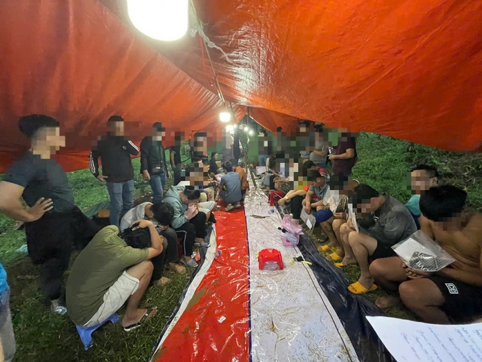 Công an Đà Nẵng triệt phá sới bạc lớn, tạm giữ 14 con bạc liên quan - Ảnh 2.