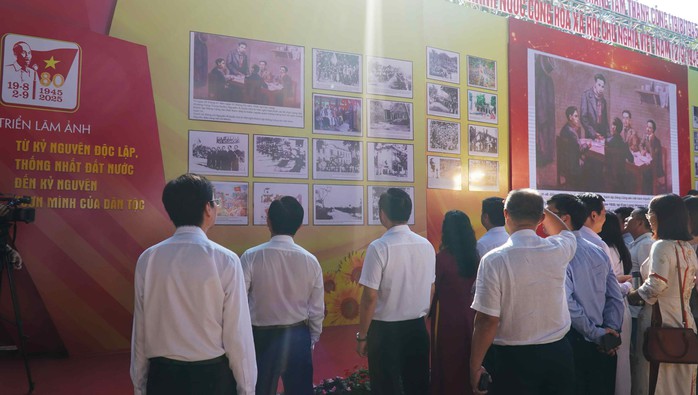 Triển lãm ảnh từ kỷ nguyên độc lập, thống nhất đất nước đến kỷ nguyên vươn mình của dân tộc- Ảnh 6. Triển lãm ảnh từ kỷ nguyên độc lập, thống nhất đất nước đến kỷ nguyên vươn mình của dân tộc- Ảnh 6.