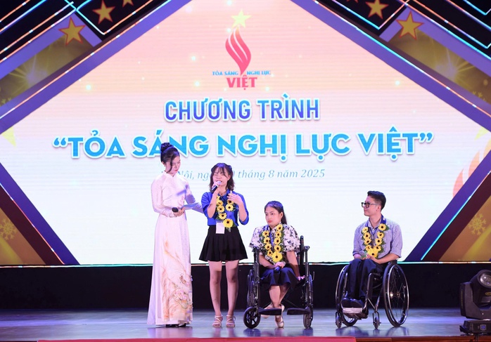 CEO đặc biệt dạy người khuyết tật trồng cây cảnh và bán hàng online - Ảnh 2. CEO đặc biệt dạy người khuyết tật trồng cây cảnh và bán hàng online - Ảnh 2.