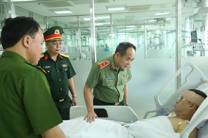 Giám đốc Công an TP Hà Nội thăm Đại úy cảnh sát cơ động bị "quái xế" tông- Ảnh 1. Giám đốc Công an TP Hà Nội thăm Đại úy cảnh sát cơ động bị "quái xế" tông- Ảnh 1.