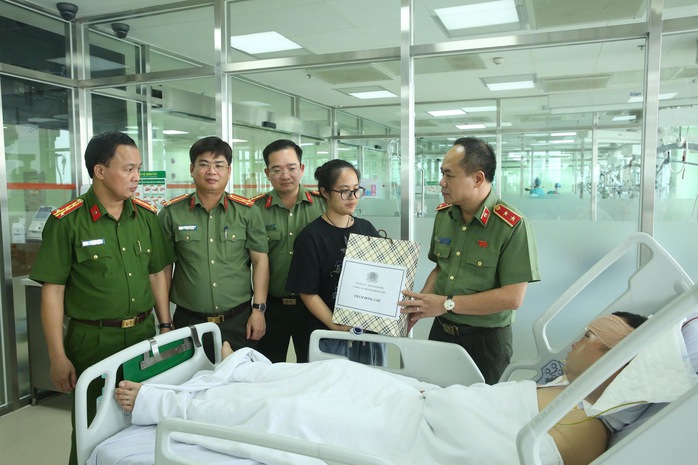 Giám đốc Công an TP Hà Nội thăm Đại úy cảnh sát cơ động bị "quái xế" tông- Ảnh 2. Giám đốc Công an TP Hà Nội thăm Đại úy cảnh sát cơ động bị "quái xế" tông- Ảnh 2.