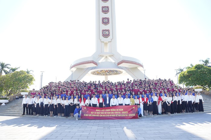 1.000 tân sinh viên trường cao đẳng tại Đà Nẵng cùng thực hiện loạt chương trình ý nghĩa - Ảnh 1.