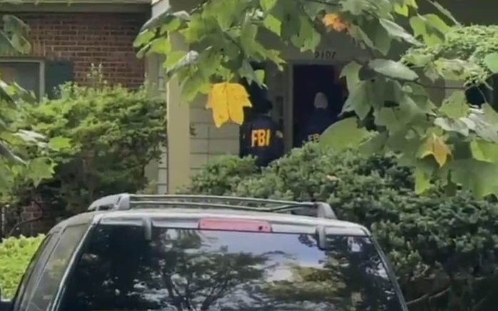 Cựu cố vấn của ông Donald Trump bị khám nhà, FBI ẩn ý "không ai đứng trên pháp luật"- Ảnh 2.