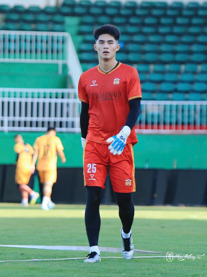 "Người nhện" Trần Trung Kiên giúp HAGL chia điểm với Hà Nội FC- Ảnh 4. "Người nhện" Trần Trung Kiên giúp HAGL chia điểm với Hà Nội FC- Ảnh 4.