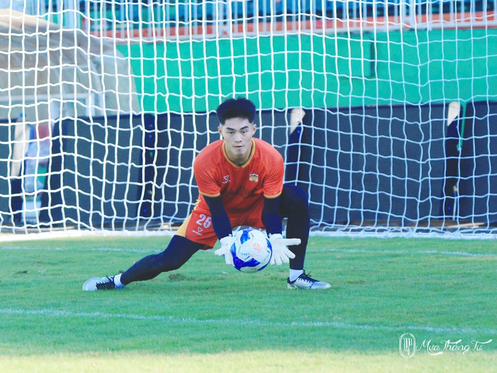 "Người nhện" Trần Trung Kiên giúp HAGL chia điểm với Hà Nội FC- Ảnh 5. "Người nhện" Trần Trung Kiên giúp HAGL chia điểm với Hà Nội FC- Ảnh 5.